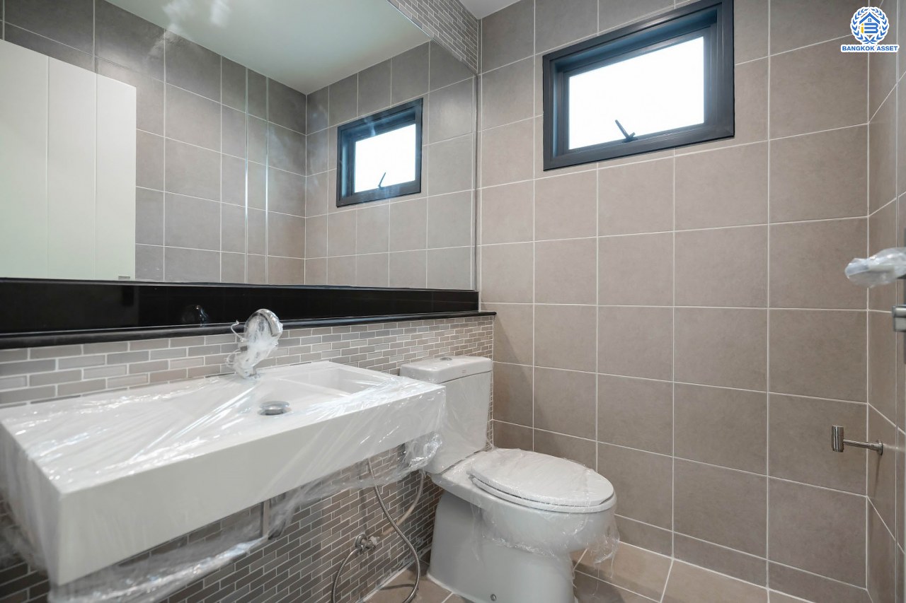 บ้านมือสองตกแต่งใหม่ โครงการ สราญสิริ ติวานนท์-แจ้งวัฒนะ1 หลังมุม เนื้อที่ 59.2 ตร.ว. ดีไซน์ตอบทุกไลฟ์สไตล์ ฟังก์ชัน 3 ห้องนอน 3 ห้องน้ำ จอดรถได้ 2 คัน Living ชั้นบนกว้างขวาง บนทำเลติดถนนใหญ่ เชื่อมต่อทุกเส้นทาง ใกล้จุดขึ้นทางด่วน "ศรีสมาน"